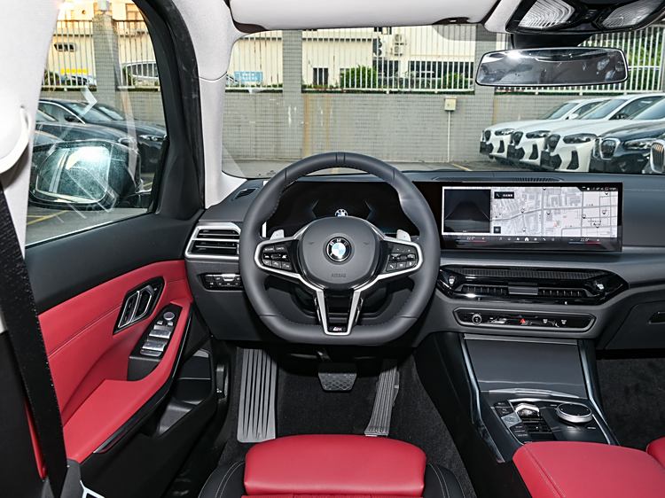 新BMW 3系，2.0T+8AT，百公里油耗仅6.9L