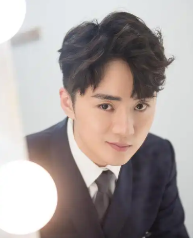 红得快，凉得快的4位明星，以前是男神女神，如今“无人问津”