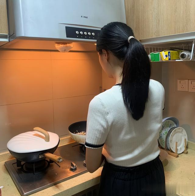 女子回娘家,老公在朋友圈晒伙食,网友笑了:没对比就没伤害
