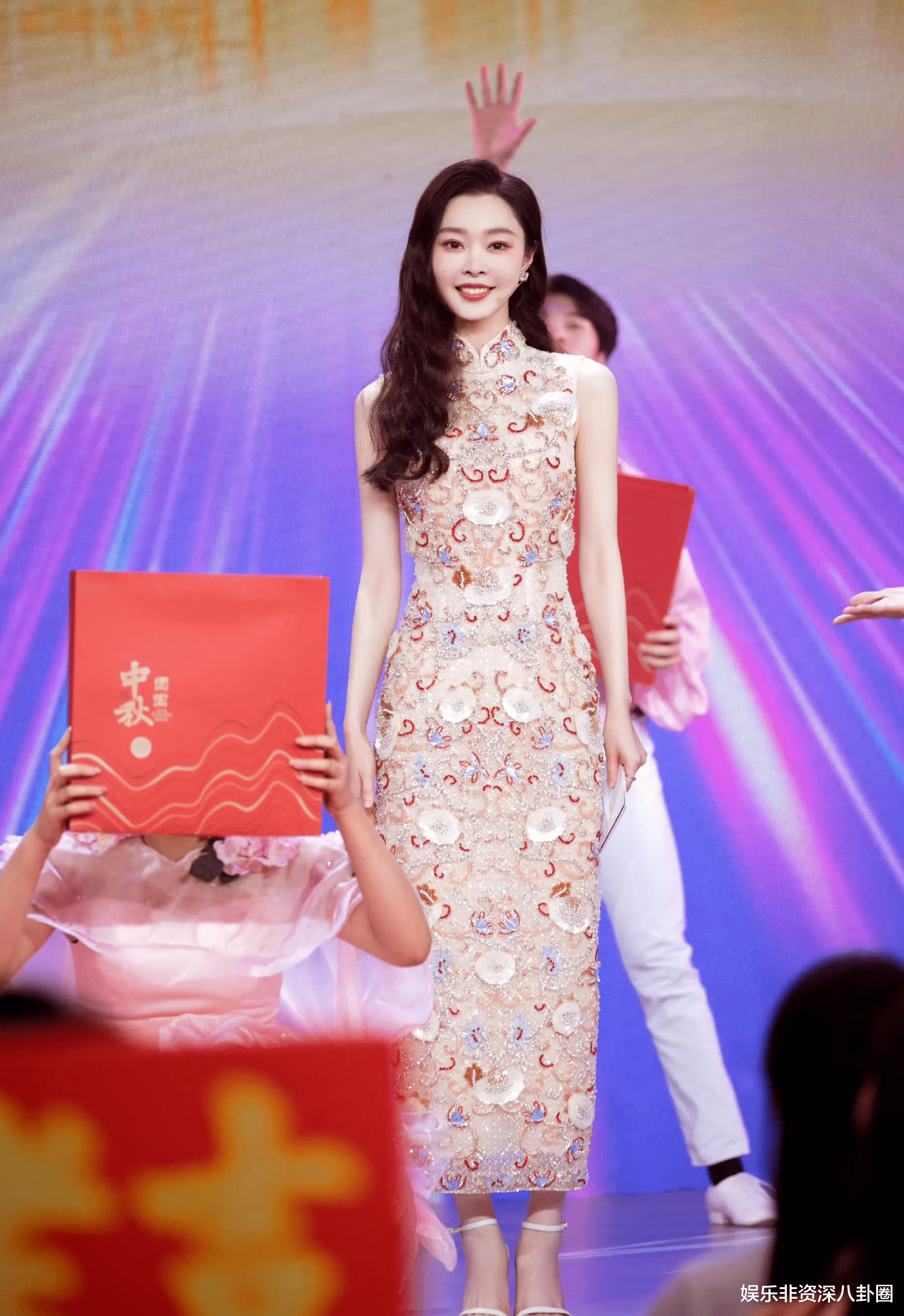 中秋晚会女星造型,宋轶鞠婧祎娇滴滴刘涛霸气,万茜这次杀疯了