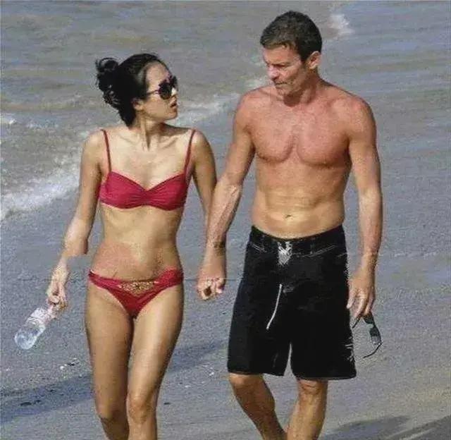 12年前,章子怡与洋男友海边叠罗汉,留下81张照片成为一生之痛