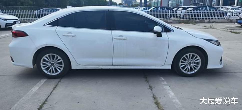 丰田轿车“性价王”，2.0L+油耗5.59L，20万品质，才卖10万出头