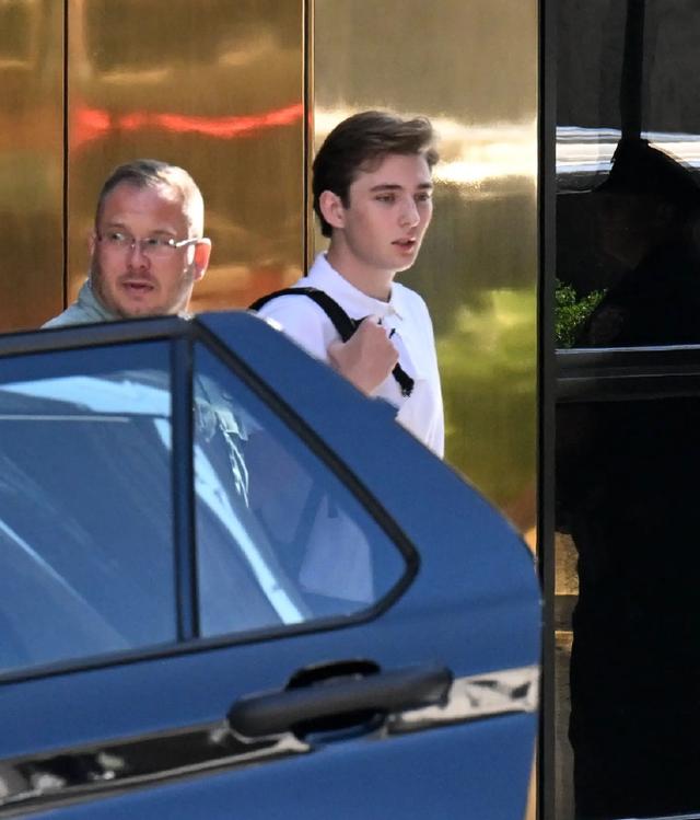 川普小儿子上大学被偶遇，白衬衫蓝眼睛又帅又有钱，发型超像爸爸