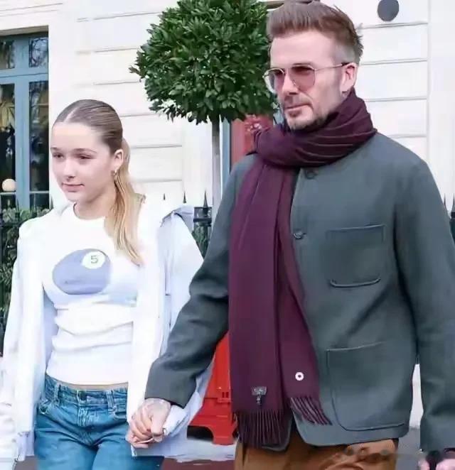 贝克汉姆拥抱女儿哈珀看球赛，两人一起大笑，父女情深暖人心