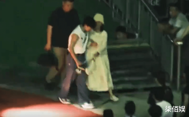 谢娜陪仨女儿学舞蹈,跳跳不停夸赞俩妹妹,3岁咘芽咬牙坚持超棒