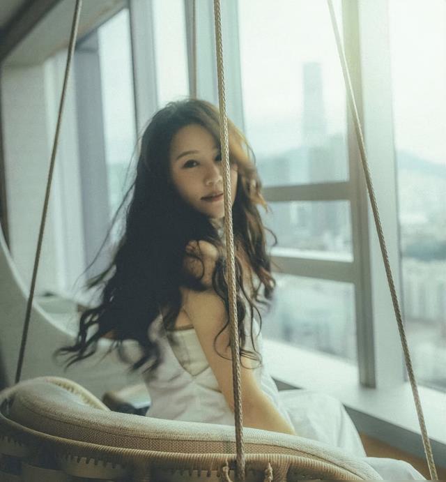 黄翠如与萧正楠情人节放闪，长卷发曝光，获网民一致称赞绝美