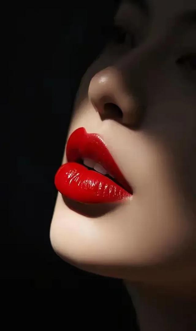 国色天香朱唇润,面似桃花眸醉人