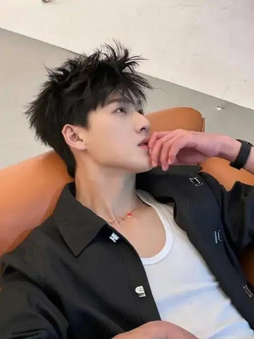 演员李昀锐因模糊爆料被指私生活有“大瓜”