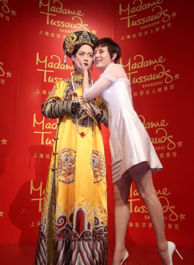 明星蜡像被玩坏:鹿晗嘴被亲掉皮,孙俪被占便宜,杨幂认不出来