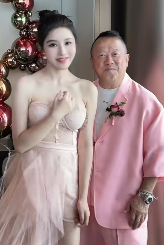 “曾志伟合影扫胸事件”愈演愈烈，第二种解释来了，这才合理