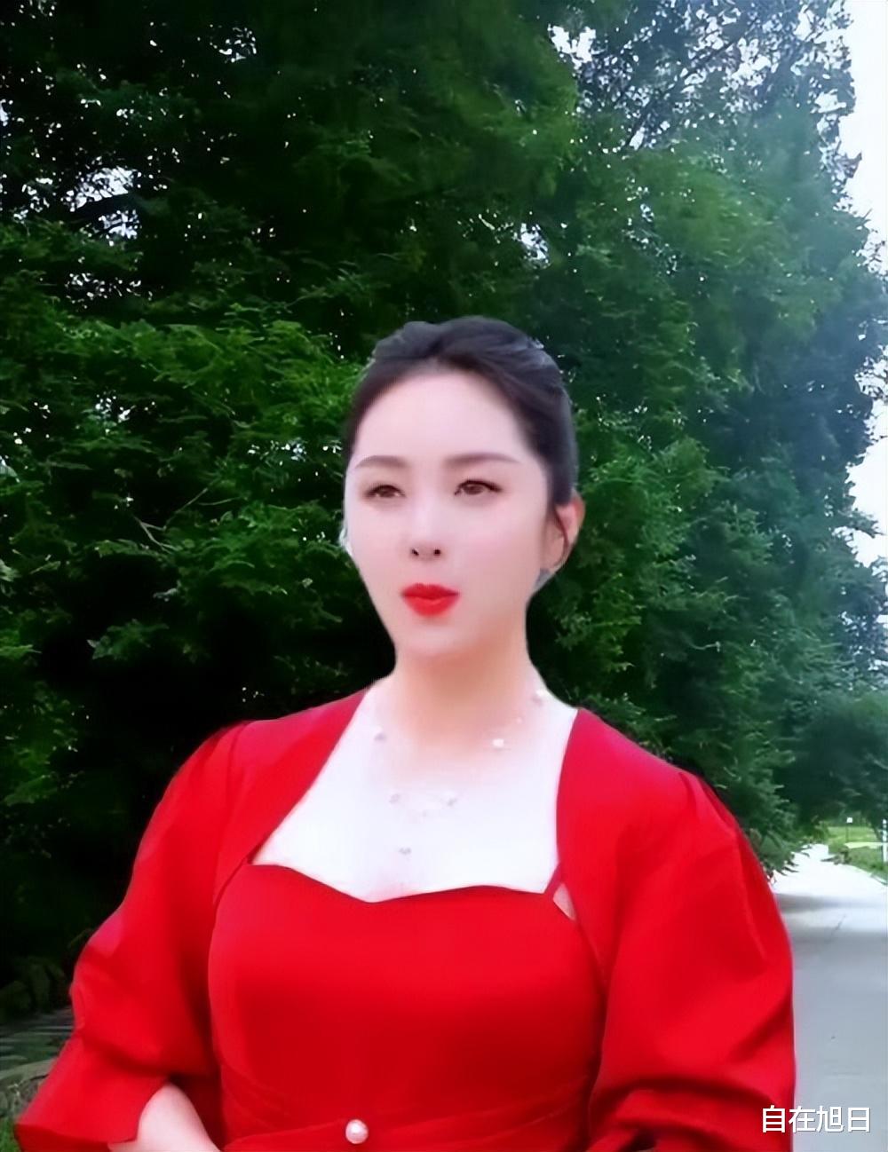 28岁因星光大道一夜爆红,31岁嫁给二婚云飞,如今泯然众人矣