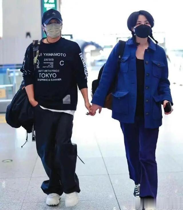 王菲谢霆锋机场秀恩爱,甜蜜瞬间惹人羡!