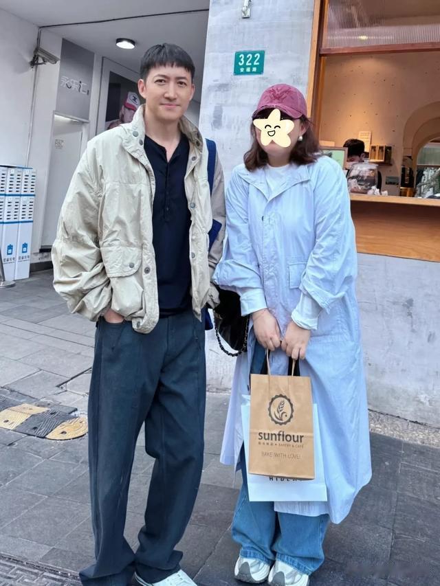 46岁王阳上海街头溜达被偶遇,穿着简单朴素,锅盖头发型引热议