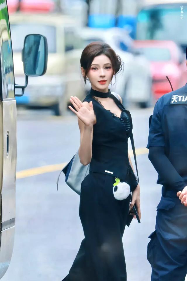 《浪姐5》苗苗漏腰超短裙超性感，蔡文静穿搭超时尚