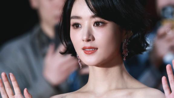 当37岁赵丽颖跟38岁辛芷蕾站一起，我才彻底明白，什么叫顶级骨相