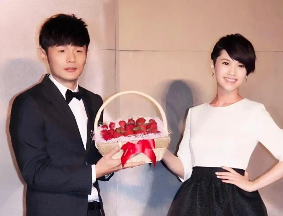 杨丞琳发声力挺陈妍希：尊重她的选择，作为姐妹会永远陪伴支持她