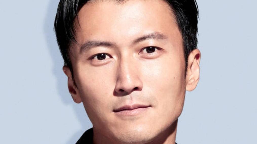 谢霆锋王菲机场高调放闪，摆渡车上手放腿间，恩爱秀不停