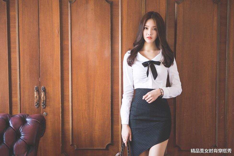 职场女神气质炸裂！条纹西装裙加持，白色衬衣展现可爱萌态