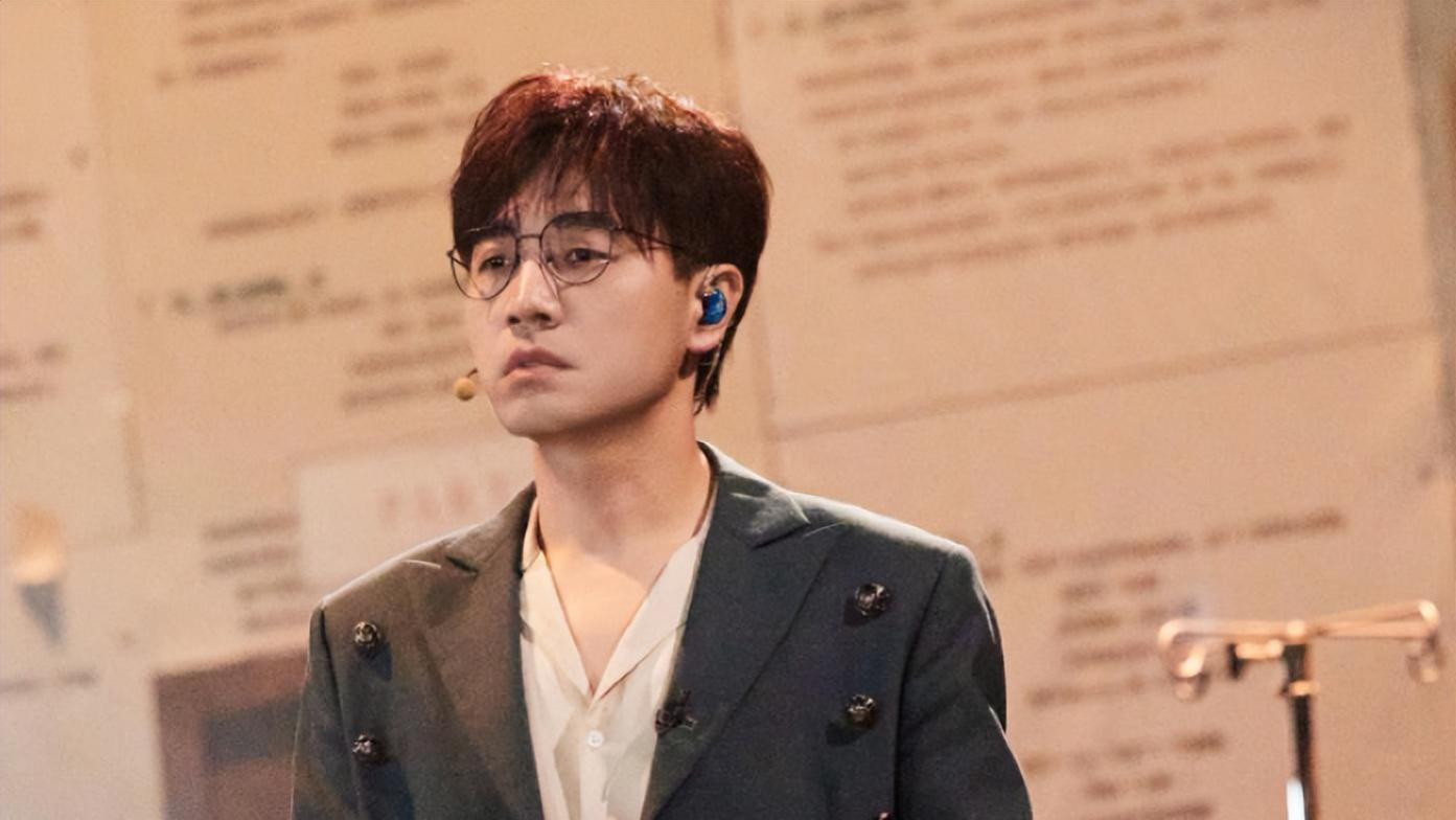 《披哥4》出现经典一幕，看到这位哥哥的举动，网友想到陈楚生