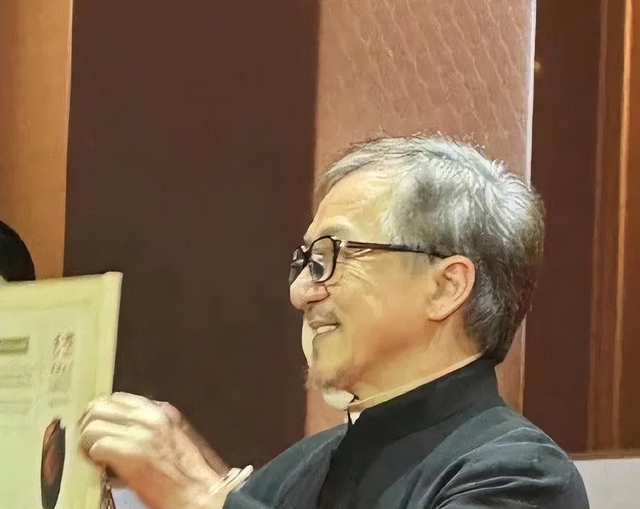 成龙已经这么老了?身家丰厚却自曝还债,细看资产才明白他的格局