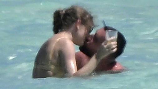 坐拥85亿身家，霉霉和新男友海中拥吻，小富婆的爱情有多甜？