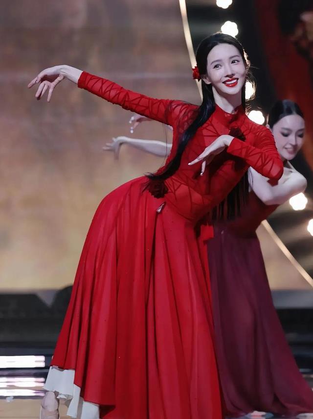 中秋晚会：关晓彤大长腿惊艳，金晨舞色双绝，都不及少女感的唐嫣