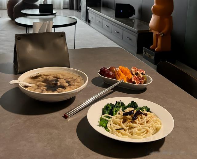 31岁北京未婚女孩,在朋友圈晒出一个人的晚餐,网友:活明白了