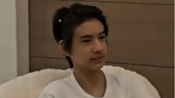 董洁带15岁儿子上班，顶顶留长发气质好成熟，180大高个瘦成杆