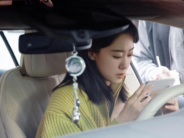 曝张小斐独自开车出门,几公里路违章6次,网友怒斥:素质太低了