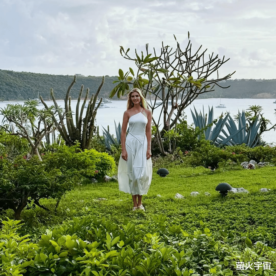 43岁伊万卡被曝“永久退出”后首现身,瘦到锁骨能盛水,丈夫和仨娃相伴