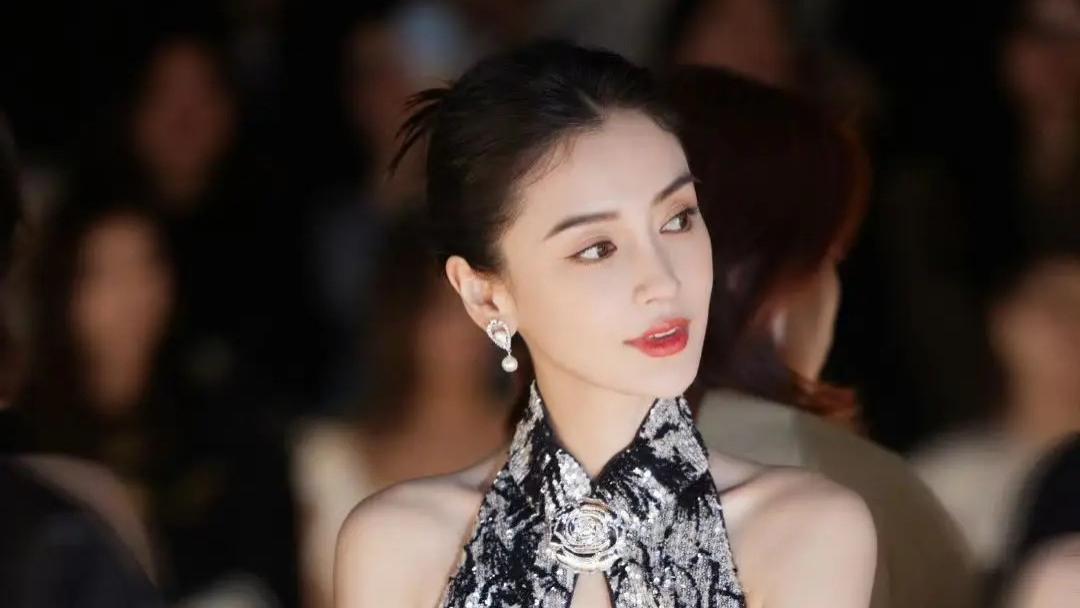 |杨颖频上热搜刷脸，坐杨超越旁被嘲降咖，首次缺席《奔跑吧》录制