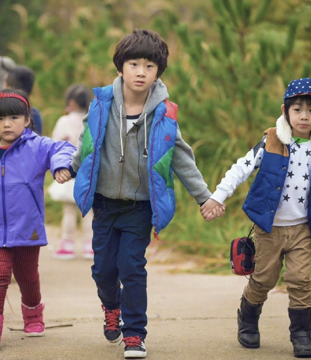 16岁天天与众星二代拍杂志，眼神犀利大变样，完美复刻爸爸张亮