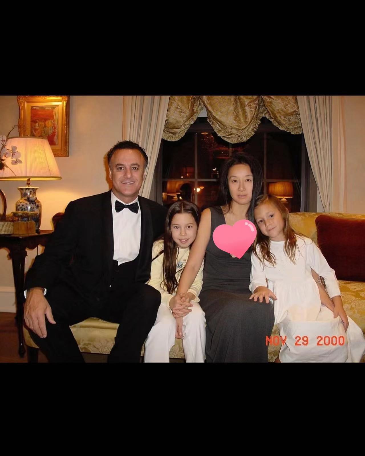 王薇薇罕见晒孩子爸爸!曾经的一家四口好温馨,混血女儿真漂亮