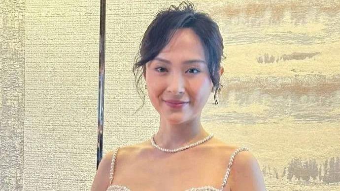 “老饼港姐”极速上位！处女剧搭档“视帝”“视后”，因为有曾志伟做靠山？