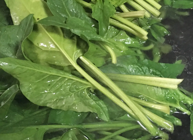 49岁女子尿酸高达380!医生:不想靠透析过活,千万忌口3种蔬果