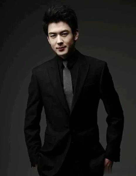 贾宗超被大家称之为:行走的荷尔蒙男人味十足,演技精湛。