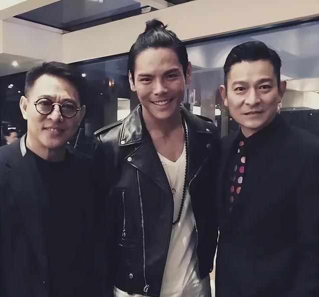 向佐晒李连杰父女到家做客，小奶皇与师公自然熟，祖孙上演隔代亲