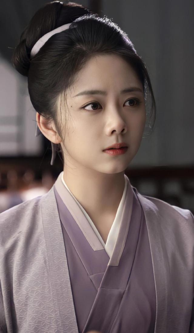 收手吧谭松韵!别折磨观众眼睛了,34岁还演女大学生,发腮太明显