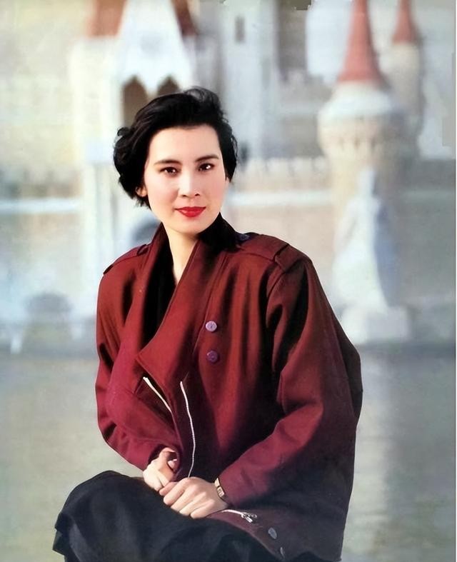 她是国家一级演员，正军级待遇，33岁离婚至今单身，66岁气质不凡