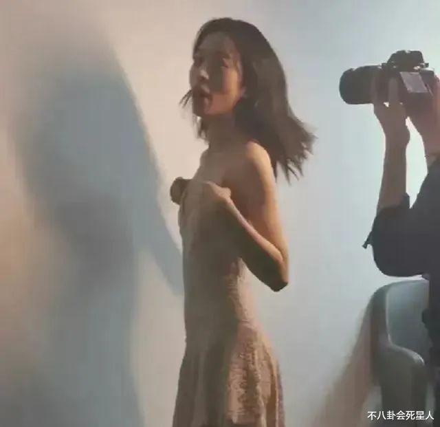 古力娜扎瘦成“排骨精”,四肢纤细像竹竿,娱乐圈病态审美该停了