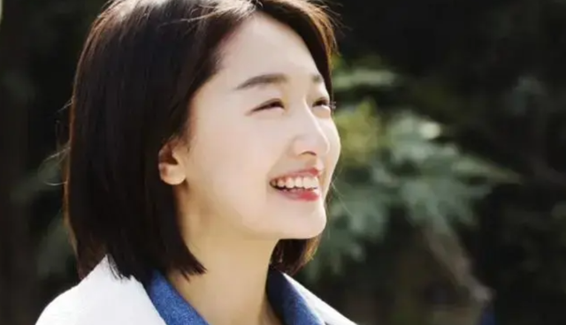 这是周冬雨？医美过度爆丑，成为“谋女郎”14年后，走上另一条路