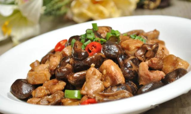 “人未老腿已衰”，建议常吃这5道菜，防止膝盖老化，腿脚更有劲