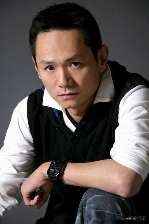 15年前,他在爱妻葬礼上哭到昏厥,发誓永不再娶,如今怎么样了