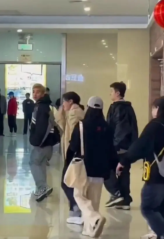 贾玲变身时尚达人？卡其色夹克亮相，步伐霸气！