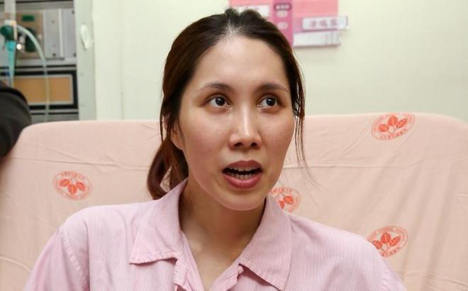 74岁母痛失爱女余苑绮,冥诞之日紧抱骨灰坛泣不成声,深情悼念难舍离别