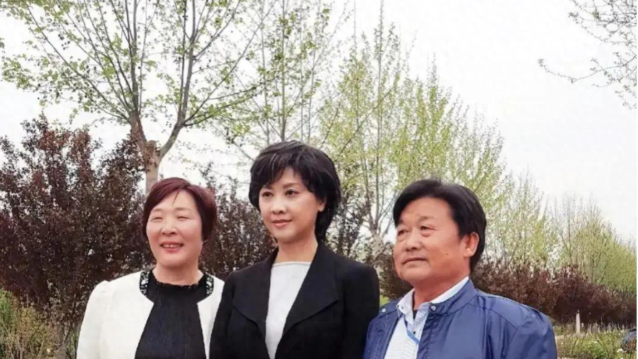 被朱琳的老年状态惊艳到：短发微卷，身姿挺拔，71岁美得风华绝代