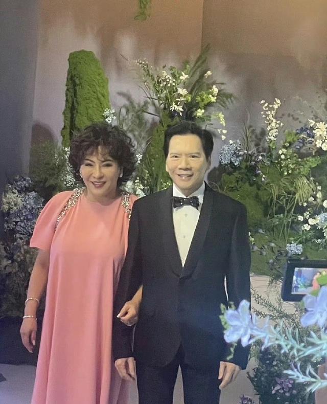 向华强参加萧敬腾婚礼，面部苍白四肢僵硬像蜡像，网友：儿子气的