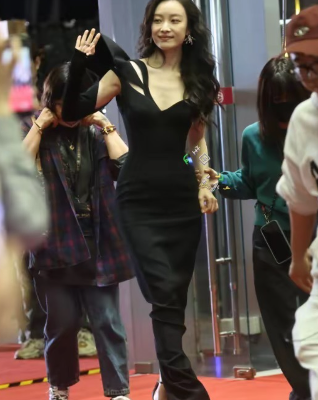 深圳这一夜！36岁倪妮遇上44岁宋佳，一眼看出谁是天然脸