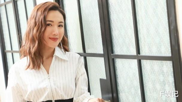 李施嬅宣布与恋爱8年的未婚夫分手 两人4年前订婚但一直没搞婚礼