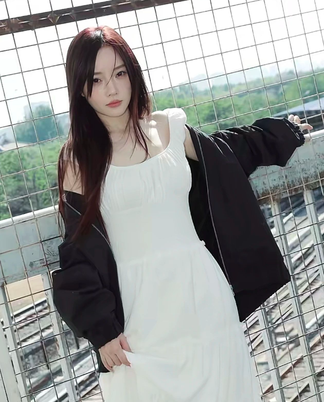 43岁李小璐穿背心跳舞超卖力,热辣身材赛过18岁大学生,全网喊话原地出道